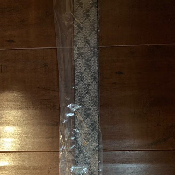 Michael Kors Leather Reversible Logo Belt - Picture 3 of 3